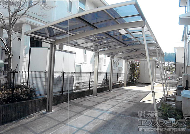 福島県福島市のLIXIL リクシル（トステム）のカーポート カーブポートシグマIII 縦連棟 耐風圧強度仕様 積雪〜30cm対応＋収納式物干し 施工例