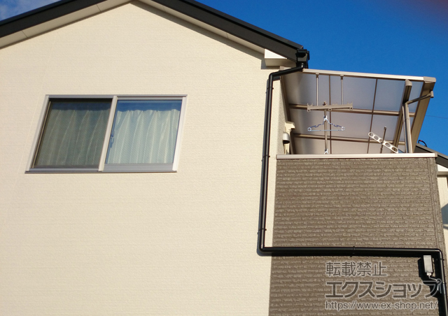 大阪府堺市のLIXIL リクシル（トステム）のバルコニー・ベランダ屋根 ライザーテラスII F型 屋根タイプ 単体 積雪〜20cm対応＋吊下げ物干し 標準 2本入 施工例