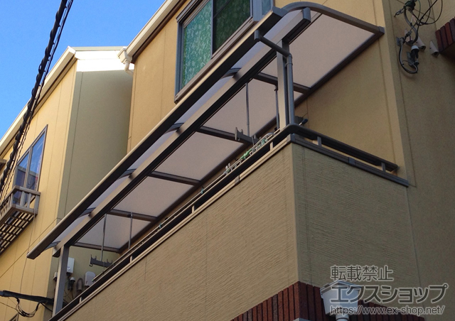 大阪府大阪市のLIXIL リクシル（トステム）のバルコニー・ベランダ屋根 ライザーテラスII R型 屋根タイプ 単体 積雪〜20cm対応＋吊り下げ物干し 標準 2本入 施工例