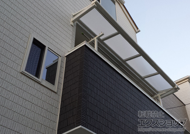 東京都足立区のLIXIL リクシル（トステム）のバルコニー・ベランダ屋根 ライザーテラスII F型 ルーフタイプ 単体 積雪〜20cm対応 施工例