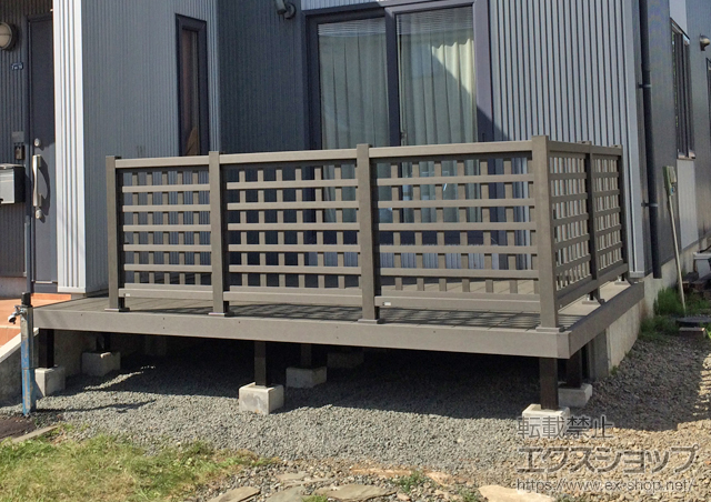 北海道北広島市ののウッドデッキ リウッドデッキ 200+リウッドデッキフェンス1型＜井桁格子＞ 施工例