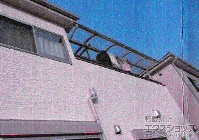 奈良県生駒郡安堵町ののバルコニー・ベランダ屋根 ヴェクターテラス R型 屋根タイプ 単体 積雪〜20cm対応＋吊下げ物干し 標準 2本入 施工例