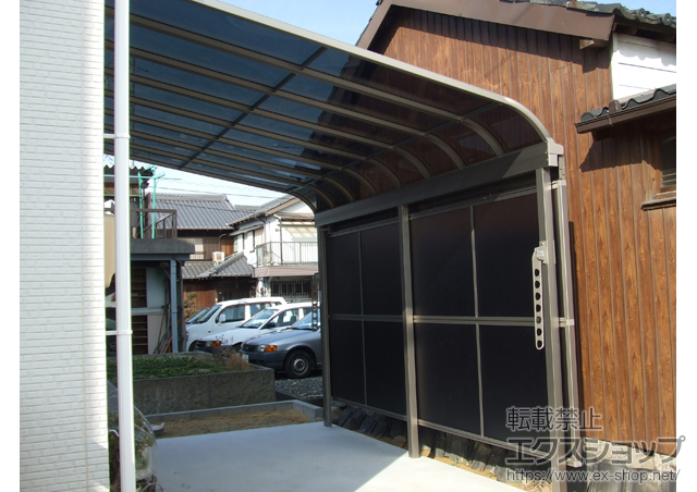 三重県四日市市のLIXIL リクシル（トステム）のテラス屋根 ライザーテラスII R型 テラスタイプ 単体 積雪〜20cm対応＋ライザーテラスII前面スクリーン＋ライザーテラスII壁付け物干し 施工例