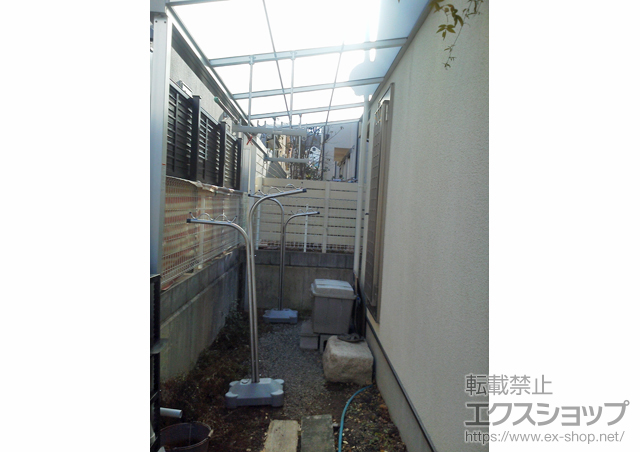 兵庫県川西市のLIXIL リクシル（トステム）のテラス屋根 ライザーテラスII F型 テラスタイプ 単体 積雪〜20cm対応+吊り下げ物干し 標準 2本入 施工例