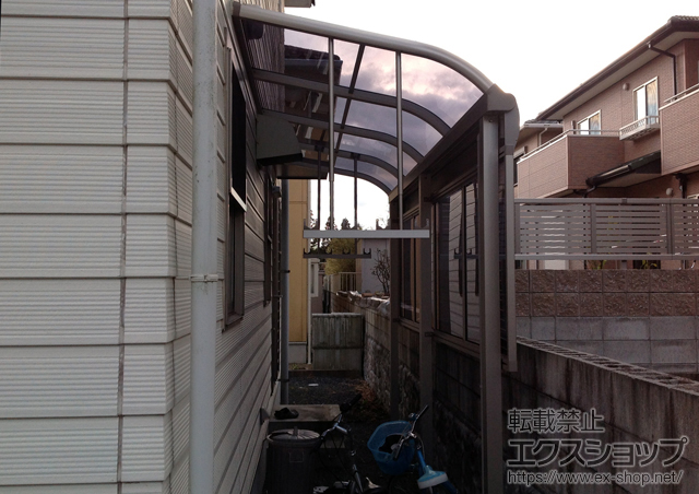 三重県鈴鹿市ののテラス屋根 プレシオステラス R型 テラスタイプ 単体 積雪〜20cm対応＋吊り下げ物干し ロング 2本入＋プレシオステラス 前面パネル 施工例