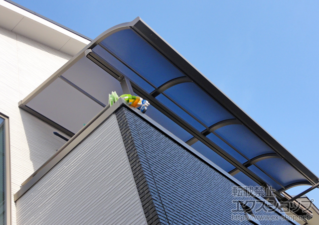 愛知県春日井市ののバルコニー・ベランダ屋根、カーポート ライザーテラスII R型 屋根タイプ 単体 積雪〜20cm対応 施工例