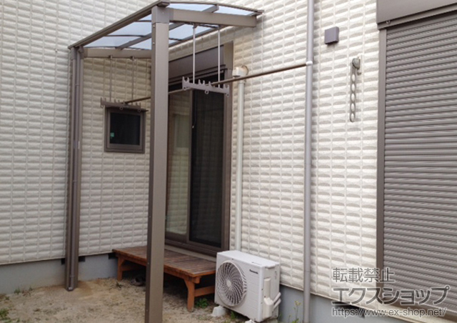 福岡県糟屋郡新宮町のLIXIL リクシル（トステム）のテラス屋根 エックスルーフ 独立前上がり テラスタイプ 積雪〜20cm対応+吊り下げ式物干し 標準 2本入 施工例