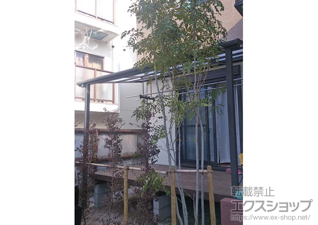 福岡県福岡市のLIXIL リクシル（トステム）のテラス屋根 ライザーテラスII F型 テラスタイプ 単体 積雪～20cm対応＋吊り下げ物干し 標準 2本入 施工例
