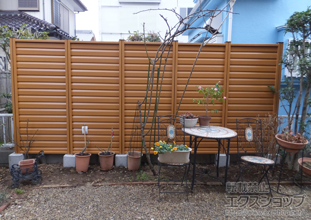 埼玉県東松山市のLIXIL リクシル(新日軽)のフェンス・柵 木樹脂フェンス3型 横ルーバー 間柱仕様 施工例