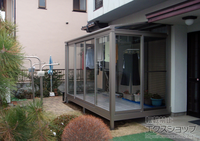 埼玉県北葛飾郡杉戸町のLIXIL リクシル（トステム）のテラス囲い・サンルーム ほせるんですII F型 床納まり 積雪〜20cm対応＋吊り下げ物干し　標準　2本入/カーテンレールセット（色：ホワイト） 施工例