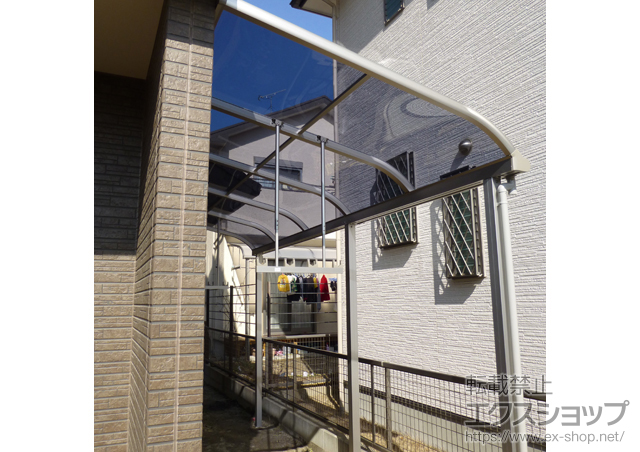 愛知県犬山市ののテラス屋根 プレシオステラス R型 テラスタイプ 連棟 積雪〜20cm対応+吊り下げ物干し ロング 2本入 施工例