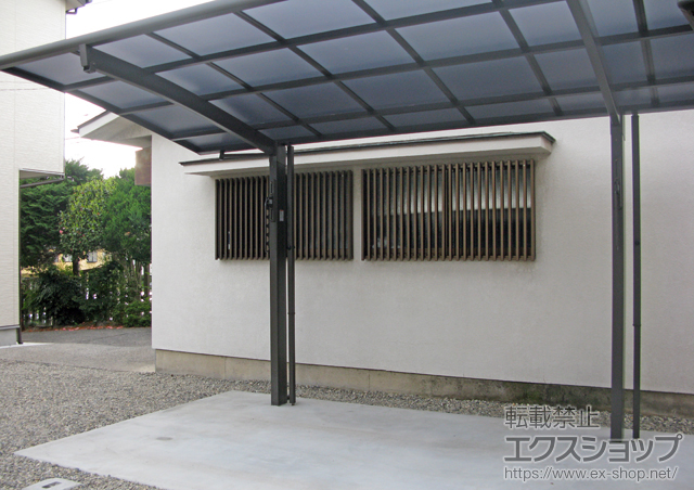 東京都福生市のLIXIL リクシル（トステム）のカーポート カーブポートシグマIII 積雪〜20cm対応＋カーブポートシグマIII用 着脱式サポート ロング柱23用＋収納式物干し 標準タイプ 2本入 施工例