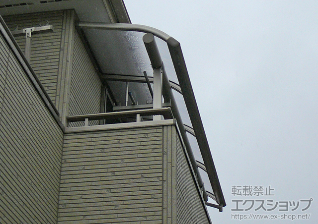 東京都江戸川区ののバルコニー・ベランダ屋根 プレシオステラス R型 屋根タイプ 単体 積雪〜20cm対応+吊下げ物干し 標準 2本入 施工例