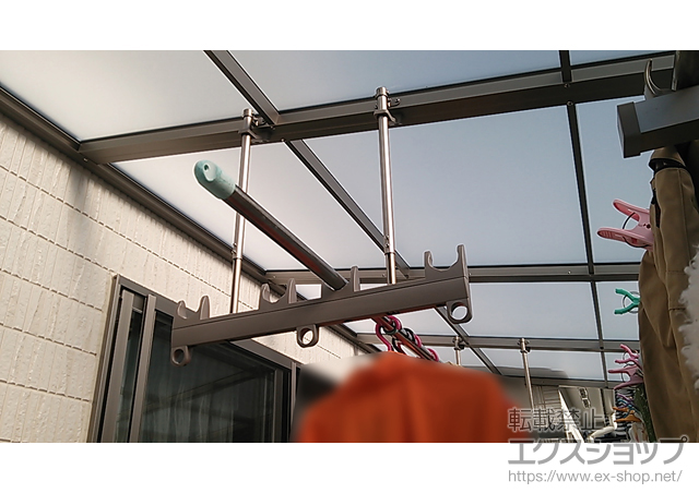 大阪府羽曳野市のLIXIL リクシル（トステム）のバルコニー・ベランダ屋根 ライザーテラスII F型 屋根タイプ 単体 積雪〜20cm対応＋吊り下げ物干し　標準　2本入 施工例