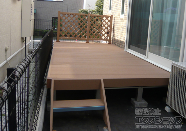 神奈川県横浜市ののウッドデッキ リウッドデッキ200+壁付け物干し ロング 2本入+リウッドステップ5型 Sタイプ 1段+リウッドデッキフェンス2型 ＜ラチス格子＞ 施工例