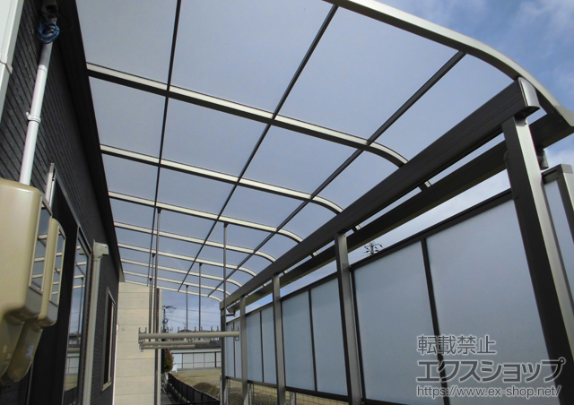宮城県大崎市のLIXIL リクシル（トステム）のテラス屋根 ライザーテラスII R型 テラスタイプ 連棟 積雪〜20cm対応＋前面スクリーン 1段＋吊り下げ物干し ワイド ロング 3本入×1＋躯体凹凸部材（縦連結・2段） 施工例