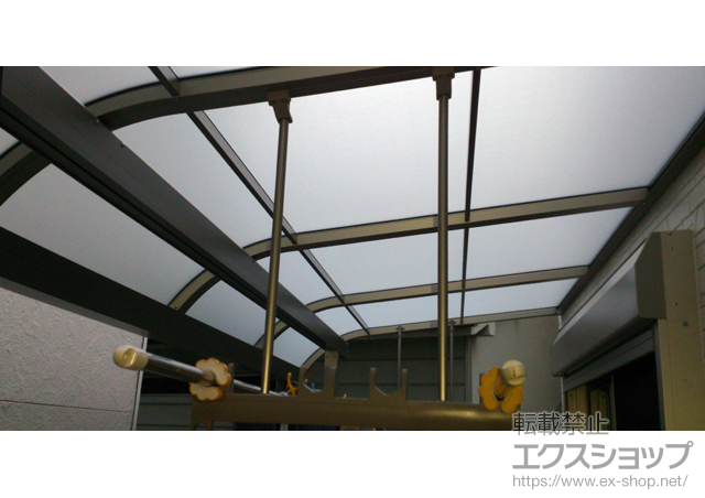 大阪府大阪市のLIXIL リクシル（トステム）のバルコニー・ベランダ屋根 ライザーテラスII R型 屋根タイプ 単体 積雪〜20cm対応＋吊り下げ式物干し 標準 2本入 施工例