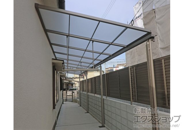 大阪府泉南郡熊取町のLIXIL リクシル（トステム）のテラス屋根 ライザーテラスII F型 テラスタイプ 三連棟 正面台形納まり積雪〜20?対応＋吊下げ物干し ロング ワイドタイプ 2本入 施工例