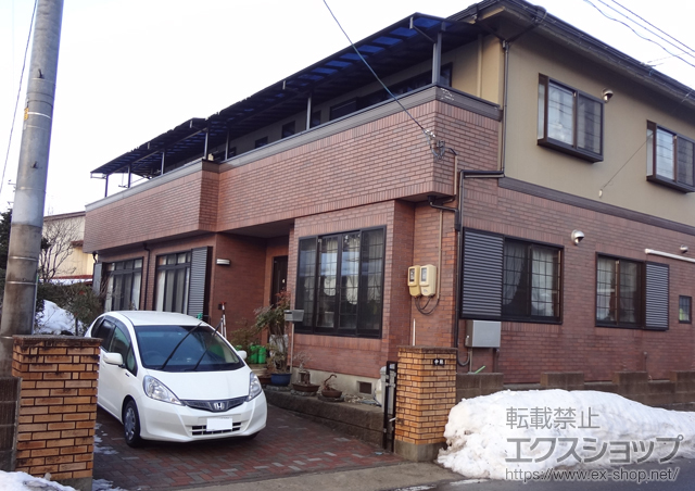 宮城県大崎市ののバルコニー・ベランダ屋根 プレシオステラス F型 1500 屋根タイプ 連棟 積雪〜50ｃｍ対応+吊下げ物干し 標準 2本入 施工例