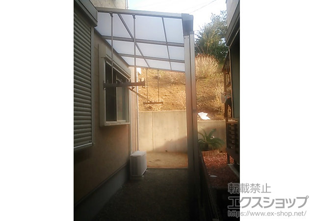 千葉県船橋市のLIXIL リクシル（トステム）のテラス屋根 ライザーテラスII F型 テラスタイプ 単体 積雪〜20cm対応＋前面スクリーン＋吊り下げ物干し 施工例