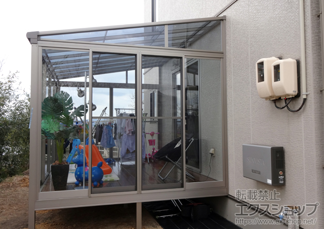 広島県福山市のLIXIL リクシル（トステム）のテラス囲い・サンルーム ほせるんですII F型 床納まり 積雪〜20cm対応＋網戸 施工例