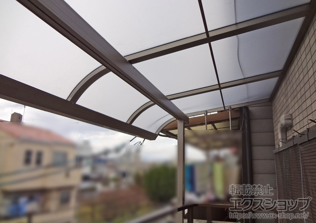 大阪府守口市のLIXIL リクシル（トステム）のバルコニー・ベランダ屋根 ライザーテラスII R型 屋根タイプ 単体 積雪〜20cm対応＋吊り下げし物干し 標準 2本入 施工例