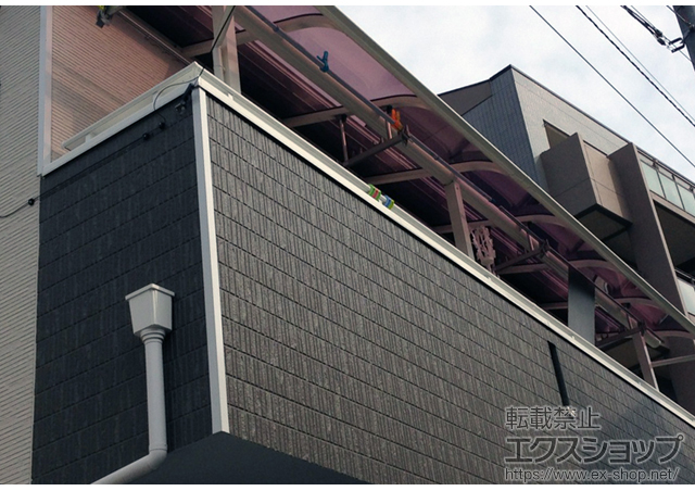 神奈川県横浜市ののバルコニー・ベランダ屋根 ヴェクターテラス R型 屋根タイプ 連棟 積雪〜20cm対応＋吊り下げ式物干し　標準　2本入り　×　2セット 施工例