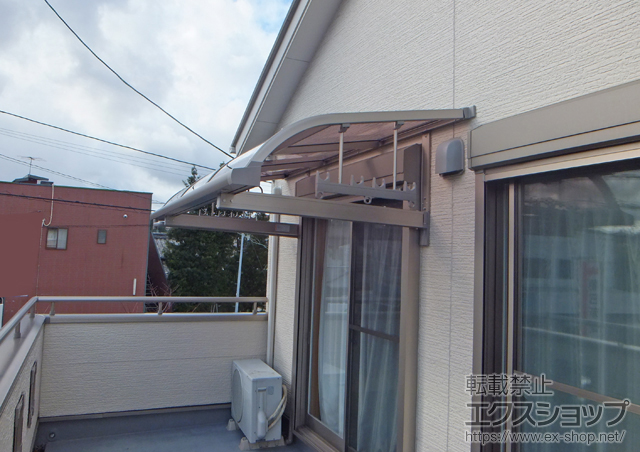 福岡県北九州市のLIXIL リクシル（トステム）のバルコニー・ベランダ屋根 ライザーテラスII R型 ルーフタイプ 単体 積雪〜20cm対応＋吊り下げ物干し　標準　2本入 施工例