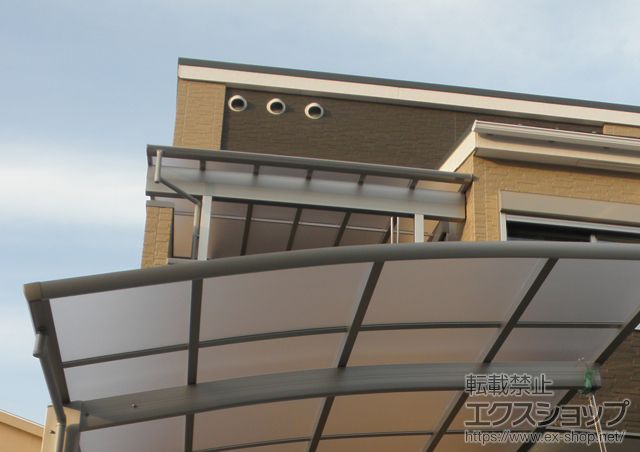 大阪府八尾市ののバルコニー・ベランダ屋根 ヴェクターテラス F型 1500 屋根タイプ 単体 積雪〜50cm対応＋吊り下げ式 物干し 標準2本入＋吊り下げ式 物干し＋ 施工例