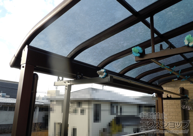 滋賀県長浜市ののテラス屋根 プレシオステラス R型 1500 屋根タイプ 単体 積雪〜50cm対応＋吊り下げ式物干し　標準　2本入り 施工例