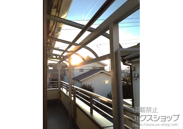 東京都日野市のLIXIL リクシル（トステム）のバルコニー・ベランダ屋根 ライザーテラスII R型 屋根タイプ 連棟 積雪～20cm対応+壁付け物干し 標準タイプ 施工例