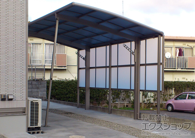 大分県大分市のLIXIL リクシル（トステム）のカーポート カーブポートシグマIII 積雪〜20cm対応＋カーブポートシグマIIIサイドパネル＋ 着脱式サポート(補助柱)(1本入り)＋収納式物干し 施工例