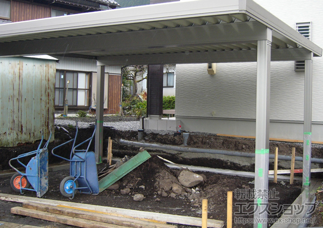 岐阜県揖斐郡揖斐川町のLIXIL リクシル（トステム）のカーポート テリオスポートIII 3000 2台用 角柱4本 積雪〜100cm対応 施工例