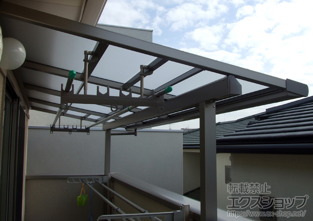 大阪府豊中市のLIXIL リクシル（トステム）のバルコニー・ベランダ屋根 ライザーテラスII F型 屋根タイプ 単体 積雪〜20cm対応＋吊り下げ物干し　標準　2本入/物干し取付桟 施工例