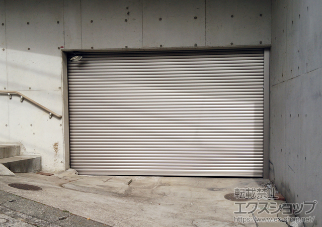 神奈川県横浜市のLIXIL リクシル（トステム）のガレージシャッター ガレージシャッタークワトロ 電動式 内部付タイプ 施工例