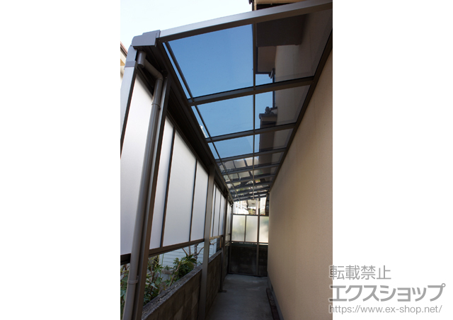 兵庫県赤穂市のLIXIL リクシル（トステム）のテラス屋根 ライザーテラスII F型 テラスタイプ 三連棟 積雪〜20?対応＋ライザーテラスII 前面スクリーン1段 施工例