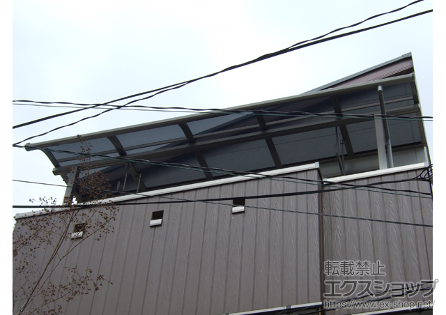 大阪府大阪市のLIXIL リクシル（トステム）のバルコニー・ベランダ屋根 パワーアルファ RB型 屋根タイプ 単体 積雪〜30cm対応＋吊り下げ物干し 施工例