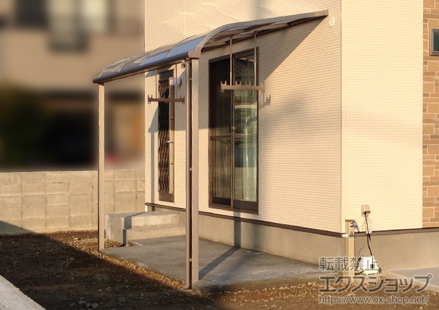 徳島県徳島市のLIXIL リクシル（トステム）のテラス屋根 ライザーテラスII R型 テラスタイプ 単体 積雪〜20cm対応+ 吊り下げ物干し ロング 2本入 施工例