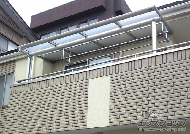 埼玉県川口市ののバルコニー・ベランダ屋根 プレシオステラス F型 屋根タイプ 単体　積雪〜20?対応＋吊り下げ式物干し　標準　2本入り 施工例