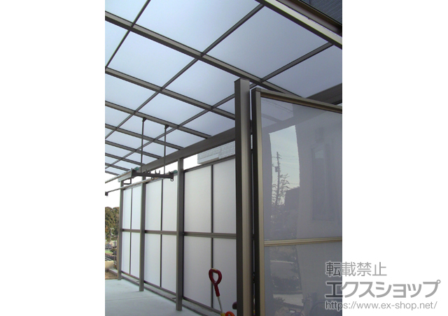 山口県光市のLIXIL リクシル（トステム）のテラス屋根 ライザーテラスII F型 テラスタイプ 連棟 積雪〜20cm対応+吊り下げ物干し+前面スクリーン単体用+前面スクリーン連棟用　+前面スクリーン(本体側面取付け用) 施工例