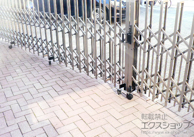 東京都狛江市ののカーゲート トリップゲート ペットガード型 ノンレール 両開き親子 59WO0 施工例