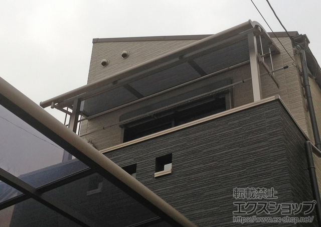 京都府京都市のLIXIL リクシル（トステム）のバルコニー・ベランダ屋根 ライザーテラスII R型 屋根タイプ 単体 積雪〜20cm対応＋吊り下げ物干し 標準 2本入 施工例