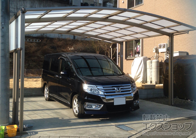 東京都あきる野市のLIXIL リクシル（トステム）のカーポート カーブポートシグマIII ワイド 積雪〜20cm対応+収納式物干し 2本入り+サイドパネル 1段 施工例