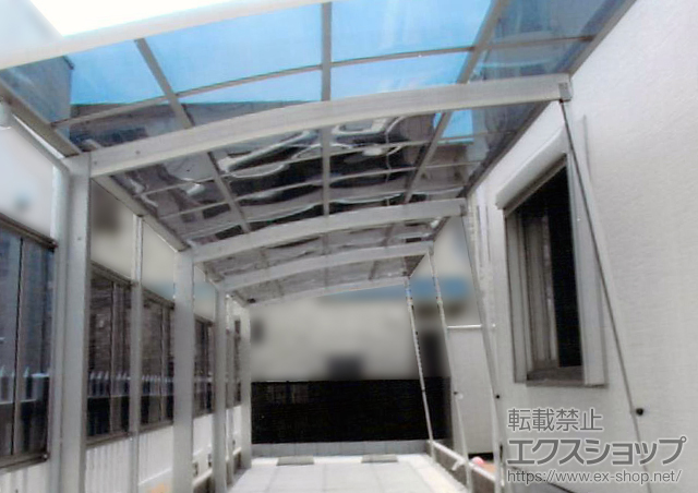 埼玉県上尾市ののカーポート レイナポートグラン 縦連棟　積雪〜20cm対応＋サイドパネル＋着脱式サポート 施工例