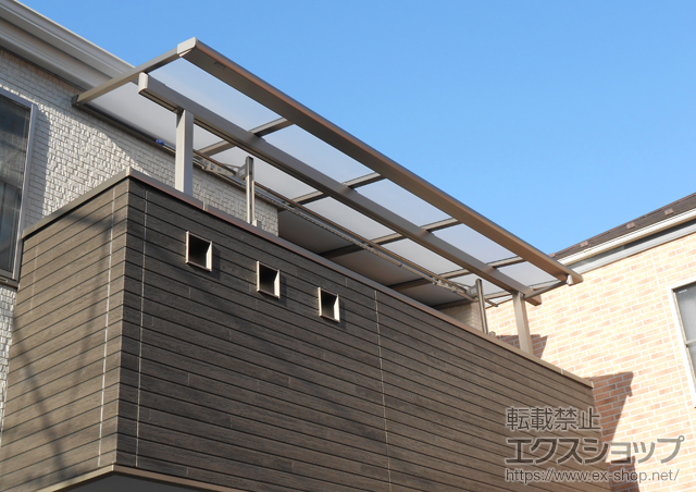 東京都足立区のLIXIL リクシル（トステム）のバルコニー・ベランダ屋根 ライザーテラスII F型 屋根タイプ 単体 積雪〜20cm対応≪躯体側出幅違い納まり≫ 施工例