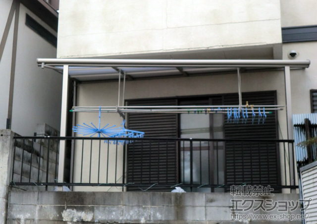 兵庫県伊丹市のLIXIL リクシル（トステム）のテラス屋根 ライザーテラスII F型 テラスタイプ 単体 積雪〜20cm対応＋吊り下げ物干し 標準 2本入 施工例