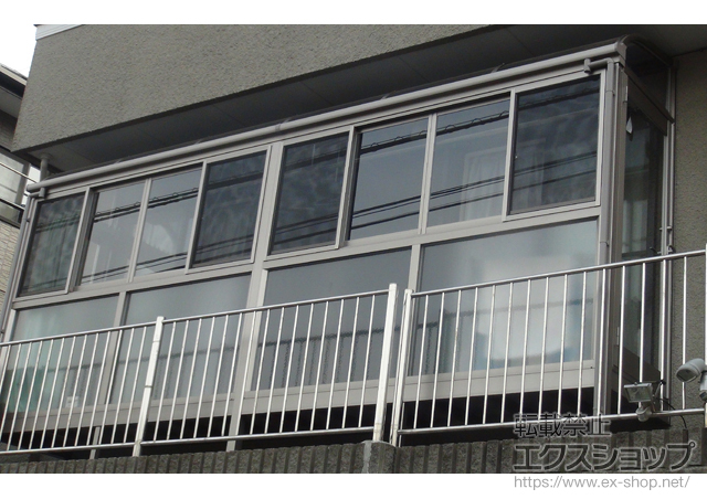 神奈川県横浜市のLIXIL リクシル（トステム）のテラス囲い・サンルーム ほせるんですII R型 床納まり 積雪〜20cm対応＋網戸・吊り下げ物干し　標準　3本入+取付桟・ドアクローザー＋カーテンレール 施工例