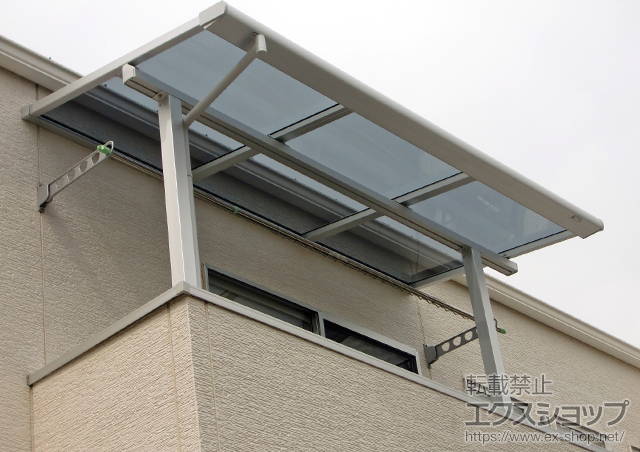 千葉県流山市のLIXIL リクシル（トステム）のバルコニー・ベランダ屋根 ライザーテラスII F型 屋根タイプ 単体 積雪〜20cm対応+壁付け物干し 施工例
