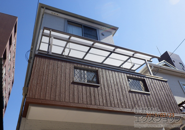 埼玉県川口市のLIXIL リクシル（トステム）のバルコニー・ベランダ屋根 ライザーテラスII R型 屋根タイプ 単体 積雪〜20cm対応＋吊下げ物干し 標準 ワイドタイプ 2本入 施工例