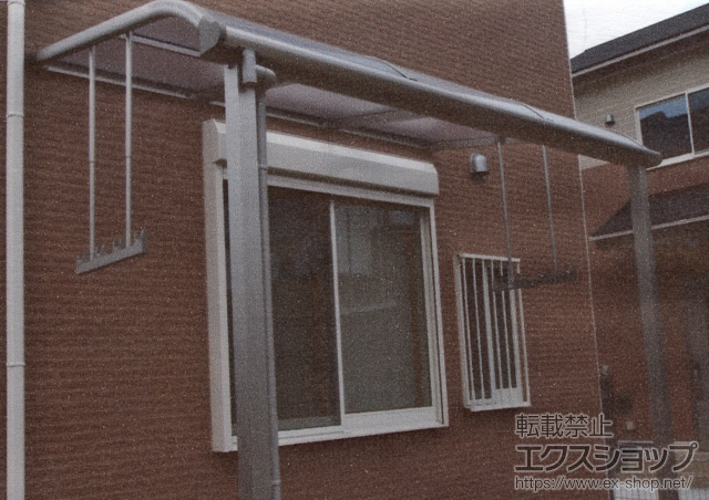 静岡県浜松市ののテラス屋根 プレシオステラス R型 テラスタイプ 単体 積雪〜20cm対応+吊り下げ式物干し 標準 2本入 施工例